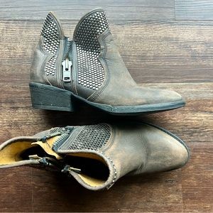 Circle G cowboy booties- like new!